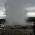 Gejzer... Temperatura wody w gejzerach dochodzi do 100 stopni Celsjusza ....