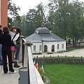 Widok z tarasu pałacu na pawilon i fosę. #Zwiedzanie #turystyka