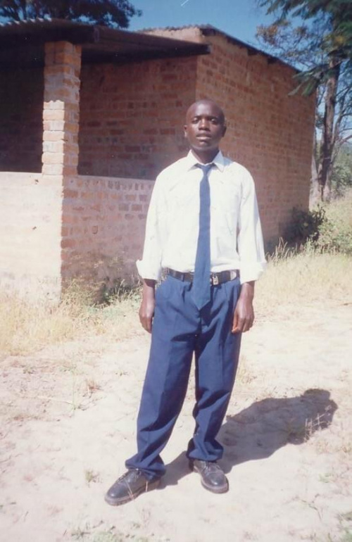 Isaac Tembo 18 lat, uczy sie dzięki adopcyjnym rodzicom