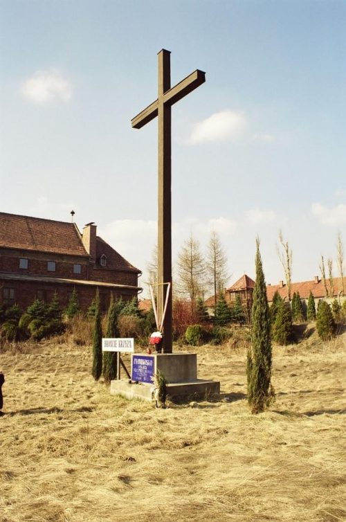 Krzyż Papieski na Żwirowisku, obok Konzentrazion Auschwitz; po lewej budynek byłego klasztoru sióstr Karmelitanek