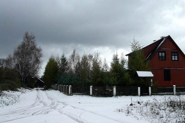 nad jeziorem gromadzą się ciemne chmury