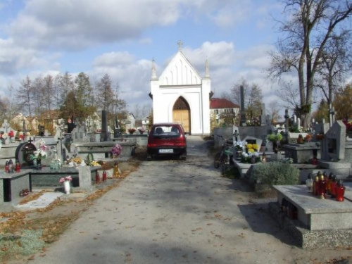 Stary cmentarz przy ul. Osieckiej w Połańcu w jesiennej krasie. #Zwiedzanie #nekropolie
