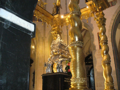 Barokowa konfesja obejmująca relikwiarz św.Wojciecha