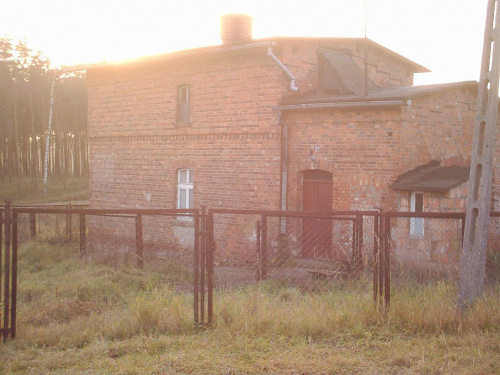 Stary budynek kolejowy, przy nieczynnej linii #Mirakowo #polowanie #pkp