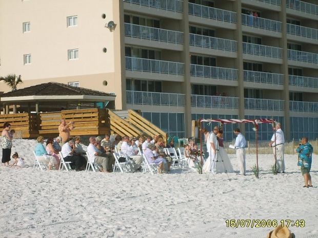 Ślub na plaży... z tyłu Szkot z kobzą. Coś pięknego