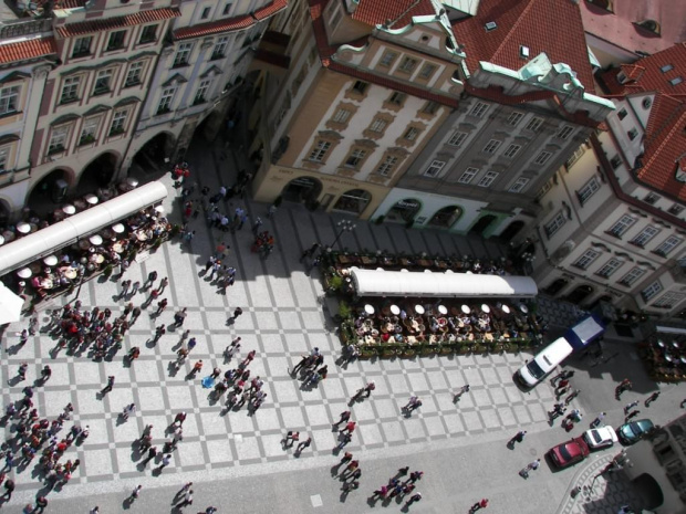 Widok z wieży ratuszowej na rynek Starego Miasta. #Praga #Rynek #Zegar #Ratusz #Miasto