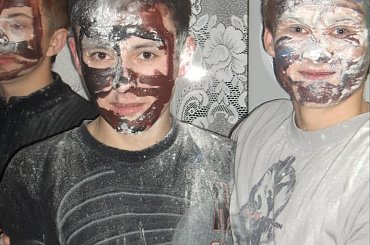 Wiele pozytywnej zabawy było na tegorocznych otrzęsinach. Przejście przez tunel strachu, makijaże i karaoke to główne atrakcje otrzęsin. Ciekawe czy poznacie czyje to uśmiechnięte buzie :) #Sobieszyn #Otrzęsiny #RafałOrłowski