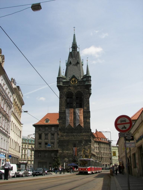 Wieża Jindřišska.
Gotycka wieża z drugiej połowy XV wieku jest dzięki swym 65,7 metrom, najwyższą, wolno stojącą praską dzwonnicą #Praga #miasto #stolica