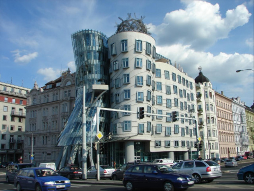Tańczący dom (czes.: Tančící dům; znany również jako Ginger i Fred ) - postawiony w 1997 r. na prawym brzegu Wełtawy w Pradze #Praga #miasto #stolica