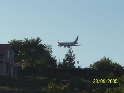 Widok lądującego samolotu
