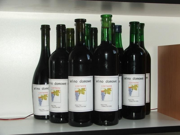 Wino po przyklejeniu etykietek #wino #butelka #butelki #winogrona #etykieta #etykiety #nalepka #nalepki #czerwone #gronowe #Karmanowice #winnica