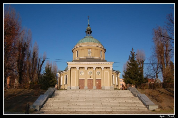 Kościół sw. Jana Vianneya na Sołaczu, wybudowany w latach 1928-1930, na gruncie ofiarowanym przez byłego właściciela Sołacza. Jest na tyle pieknym kościołem o ładnym położeniu że wiele par, specjalnie tutaj rozpoczyna swoją "drogę małżeńską"