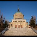 Kościół sw. Jana Vianneya na Sołaczu, wybudowany w latach 1928-1930, na gruncie ofiarowanym przez byłego właściciela Sołacza. Jest na tyle pieknym kościołem o ładnym położeniu że wiele par, specjalnie tutaj rozpoczyna swoją "drogę małżeńską"