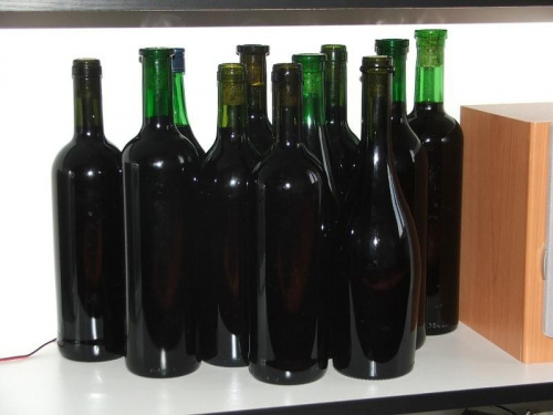 Wino przed przyklejeniem etykietek #wino #butelka #butelki #winogrona #etykieta #etykiety #nalepka #nalepki #czerwone #gronowe #Karmanowice #winnica