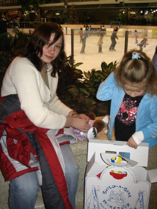 Patrycja i Natalia w West Edmonton Mall, 9 XII 2006