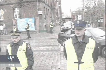 Specjalne wydanie głównych "Wiadomości" 13 grudnia 2006 roku - 25. rocznica ogłoszenia stanu wojennego.
www.TVPmaniak.tv.pl #tvp #tvp1 #wiadomości #gawryluk #dorota #StanWojenny #tvpmaniak