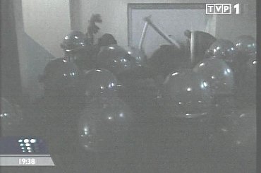 Specjalne wydanie głównych "Wiadomości" 13 grudnia 2006 roku - 25. rocznica ogłoszenia stanu wojennego.
www.TVPmaniak.tv.pl #tvp #tvp1 #wiadomości #gawryluk #dorota #StanWojenny #tvpmaniak