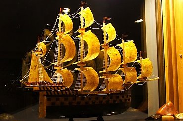 Gdańsk - na wystawie sklepu z bursztynami #Gdańsk #Trójmiasto #bursztyn #sklep #żaglowiec