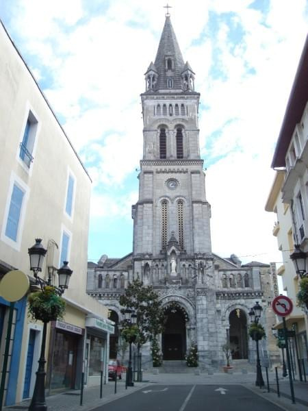 Lourdes - miejsce pielgrzymek z całego świata (Francuska Częstochowa). Zdjęcia z miasteczka oraz z Bazyliki na początku Grudnia