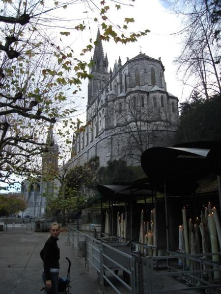 Lourdes - miejsce pielgrzymek z całego świata (Francuska Częstochowa). Zdjęcia z miasteczka oraz z Bazyliki na początku Grudnia