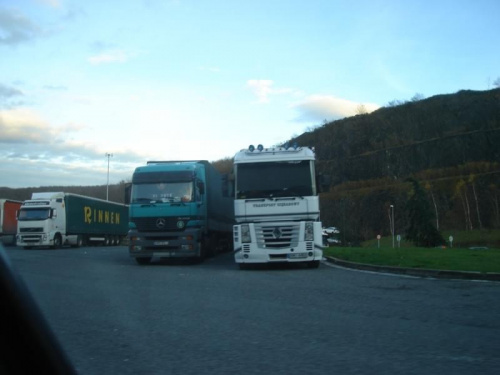 Zdjęcia z Autovíi A15 (darmowej autorstrady) i z Autopisty AP15 (płatnej autostrady) między San Sebastián a Pampeluną. Przepiękne widoki, bardzo kręta górska autostrada.