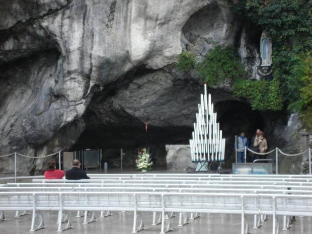 Lourdes - miejsce pielgrzymek z całego świata (Francuska Częstochowa). Zdjęcia z miasteczka oraz z Bazyliki na początku Grudnia