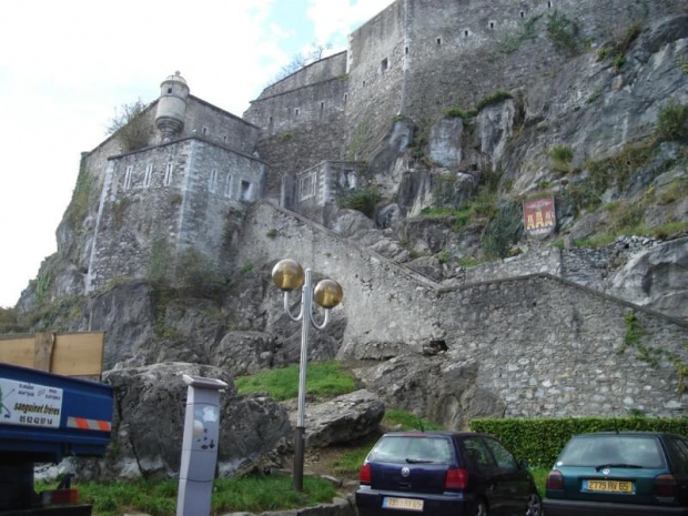 Lourdes - miejsce pielgrzymek z całego świata (Francuska Częstochowa). Zdjęcia z miasteczka oraz z Bazyliki na początku Grudnia