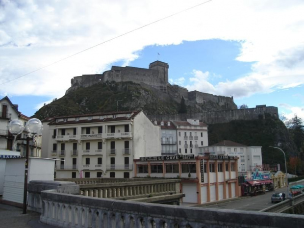 Lourdes - miejsce pielgrzymek z całego świata (Francuska Częstochowa). Zdjęcia z miasteczka oraz z Bazyliki na początku Grudnia