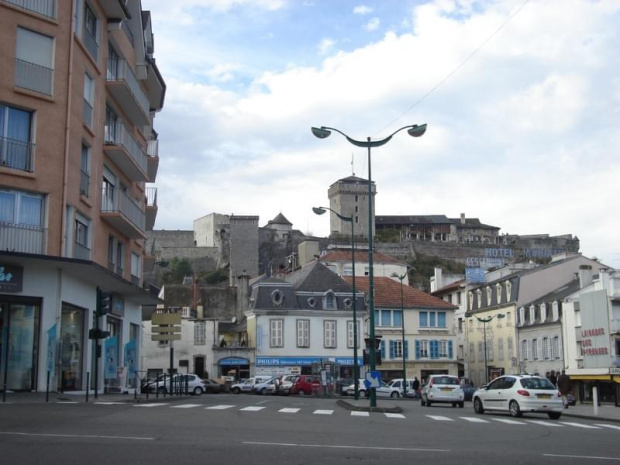 Lourdes - miejsce pielgrzymek z całego świata (Francuska Częstochowa). Zdjęcia z miasteczka oraz z Bazyliki na początku Grudnia