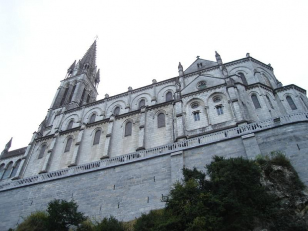 Lourdes - miejsce pielgrzymek z całego świata (Francuska Częstochowa). Zdjęcia z miasteczka oraz z Bazyliki na początku Grudnia