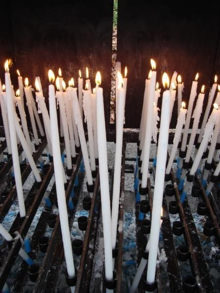 Lourdes - miejsce pielgrzymek z całego świata (Francuska Częstochowa). Zdjęcia z miasteczka oraz z Bazyliki na początku Grudnia