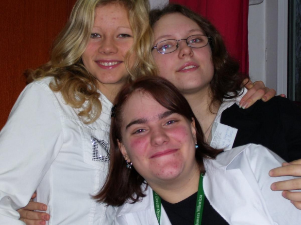 Gosia i Magda a z przodu ja, z naszą szpanerską szkolną smyczą xD #WigiliaDziewczynyLaski