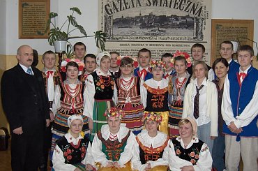 Uroczystym apelem przygotowanym pod opieką Marii Sokołowskiej młodzież uczciła Święta Bożego Narodzenia. #AnnaBiaduń #AnnaKurek #BeataKujawska #BożeNarodzenie #EdytaZielińska #KatarzynaLis #MonikaKoszara #Sobieszyn #MateuszTuremka