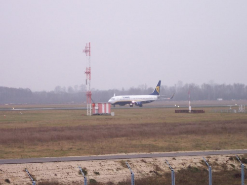 EL-DAM toczy się po pasie do terminalu. Nie zdążyłem niestety na lądowanie. #Ryanair #Boeing737 #B737 #Lotnisko #Lublinek