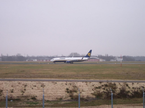 Z tyłu widoczne hangary Aeroklubu Łódzkiego