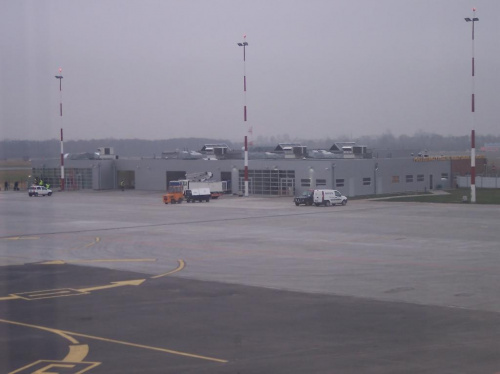 Widok na Terminal 2. Obsługiwane połączenia z Łodzi to: Londyn, Dublin, Nottingham, Shannon, Paryż i Rzym.