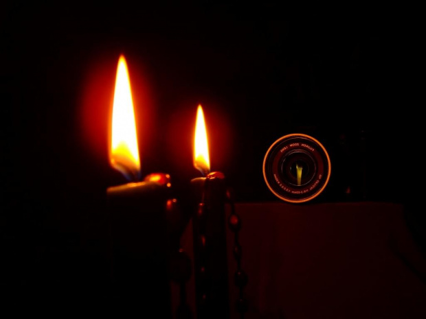 ustawienie ostrości na trzeci plan czyli odbicie aparatu w lustrze #świeca #płomień #eksperyment #doświadczenia