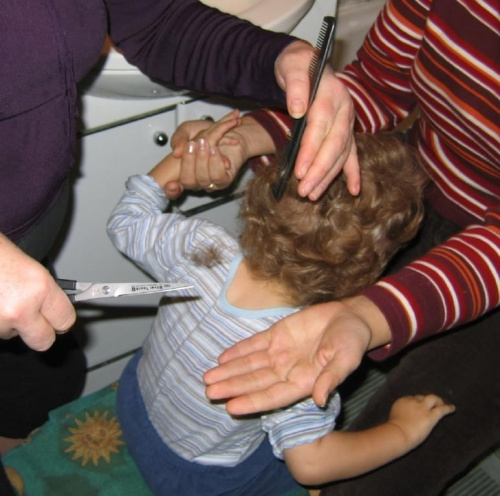 Babcia Szewczuk obcina włosy wnukowi