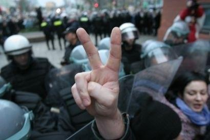 - Każda władza zabija wolność. Chcemy przejść - krzyczeli do policjantów manifestanci.
Fot. Łukasz Cynalewski / "Gazeta Wyborcza", 21.11.2005r. || Marsz Równości w Poznaniu