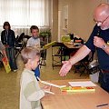 Marek Wierzchowski wręcza nagrodę najmłodszemu uczestnikowi zawodów modelarskich
