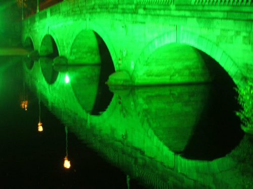 ślicznie podświetlone mosty to zaleta anglii...