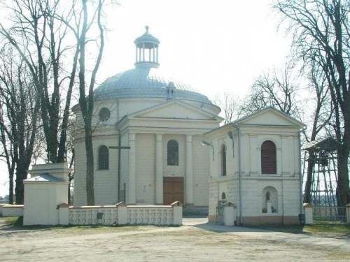 Żyrzyn - kościół parafialny pw św. Apostołów Piotra i Pawła #Żyrzyn #kościół