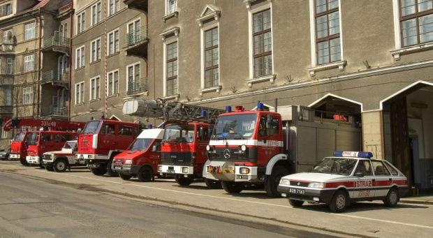 Jednostka Ratowniczo-Gaśnicza 1 Bielsko Biała
------------
Widoczne pojazdy na zdjęciu
-KAMAZ 53213 DŻWIG
-RENAULT MIDLINER 20-12 4X2 GBA 2/16 4X2
-LAND ROVER DEFENDER SLRR 4X4
-JELCZ P 442 DS- 014 4X4
-IVECO TURBO DAILY
-IVECO MAGIRUS
-MB 1726
-POLONE...