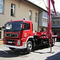 Volvo FM 12 6x4 - PMT-40
Dane techniczne:
Max. wysokość robocza: 40m
Max. wysięg roboczy: 21m
Max. udźwig kosza: 365 kg
Masa podestu: 22530kg
Długość w pozycji transp.: 11,3m
Szerokość w poz. transp.: 2,5m
Wysokość w poz. transp.: 3,5m
Kąt obrotu: 360...