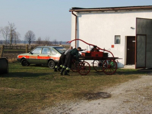 Prace porządkowo - gospodarcze oraz przygotowywanie sikawki do zawodów sikawek konnych w m.Szemrowice woj. Opolskie które odbędą się 4 czerwca 2006