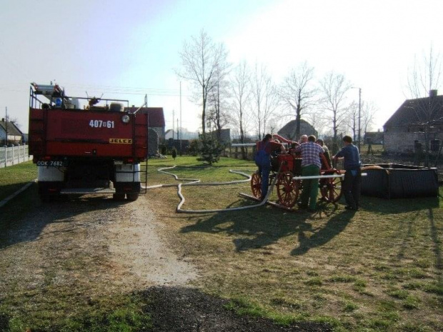 Prace porządkowo - gospodarcze oraz przygotowywanie sikawki do zawodów sikawek konnych w m.Szemrowice woj. Opolskie które odbędą się 4 czerwca 2006