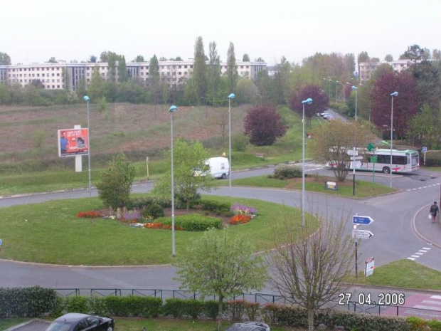 Niedaleko jest tez petla autobusowa.Nie korzystałem