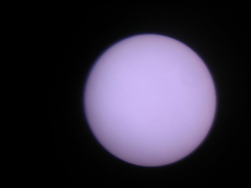 Zdjęcie tarczy słońca. Ostrość jest kiepska. Nie widać plam. Nawet dobrze wykadrowane. Oceńcie sami.
Teleskop: Celestron C6-N
Aparat fotograficzny: Canon Powershot A70
Powiększenie: 24 X
Czas naświetlania: 1/250 sek.