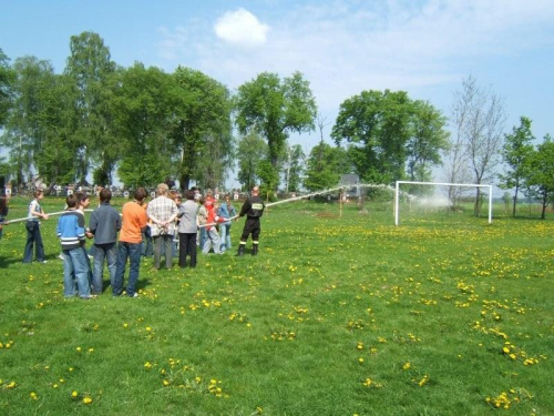 W miesiącu ochrony przeciwpożarowej, a dokładnie 09.05.2006 na boisku sportowym w Czepielowicach odbyło się spotkanie dzieci z klas 1-6 tutejszej szkoły ze strażakami z naszej OSP. Na spotkaniu miała miejsce krótka prezentacja wyposażenia naszego Jelcz...