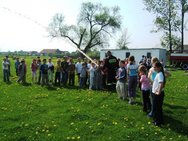 W miesiącu ochrony przeciwpożarowej, a dokładnie 09.05.2006 na boisku sportowym w Czepielowicach odbyło się spotkanie dzieci z klas 1-6 tutejszej szkoły ze strażakami z naszej OSP. Na spotkaniu miała miejsce krótka prezentacja wyposażenia naszego Jelcz...